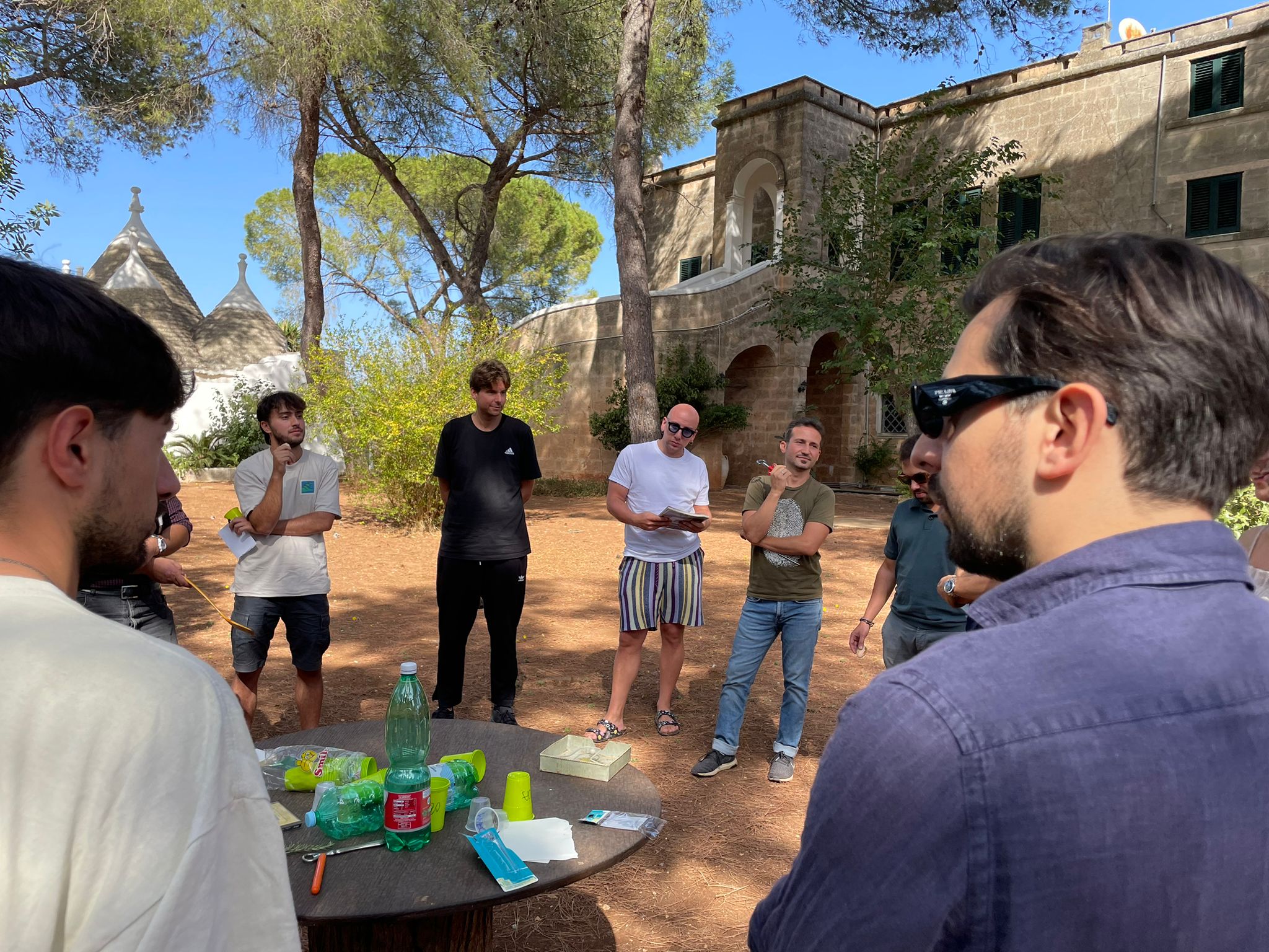 Il team tecnico di PugliAI durante un'attività di team building.