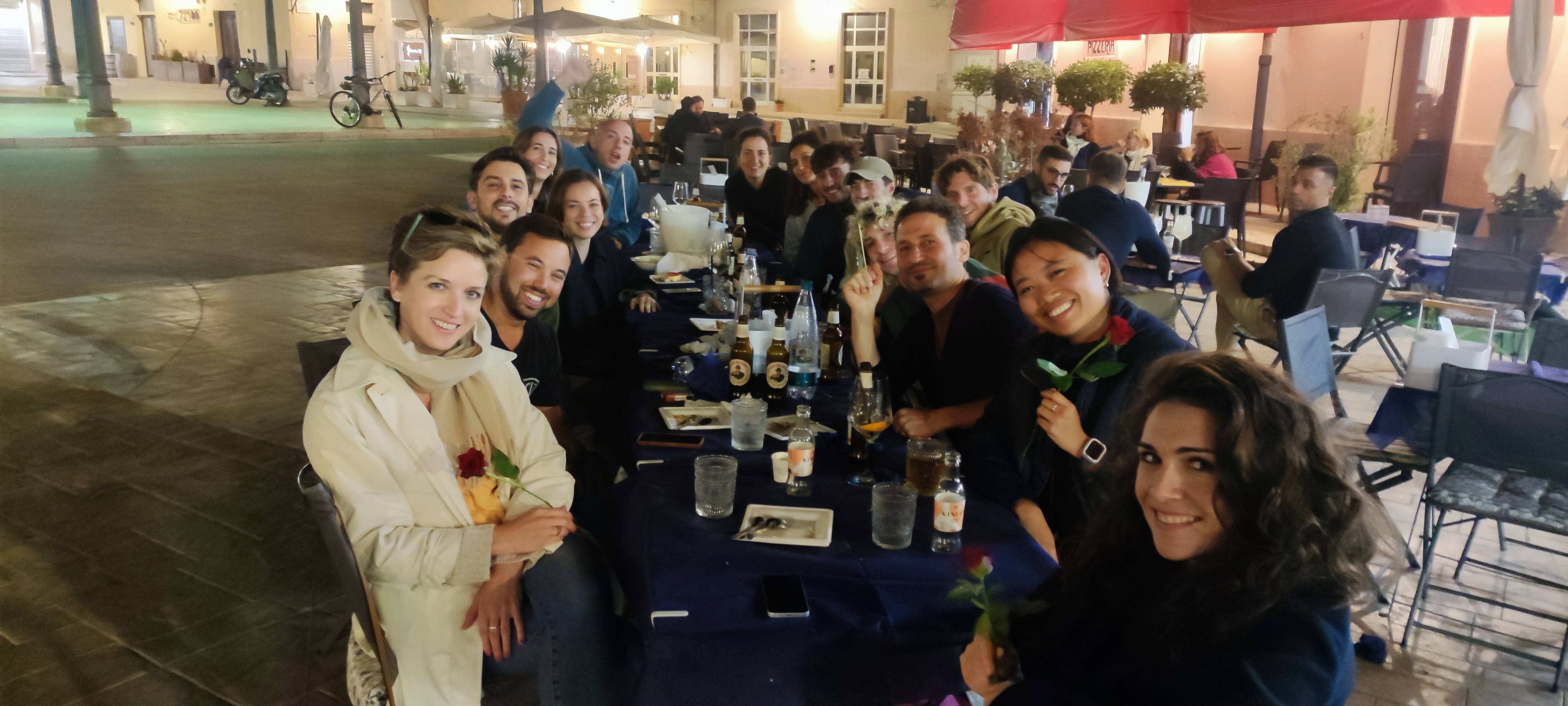 Il team strategico di PugliAI a una cena di team.